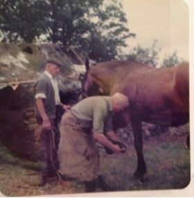 Johnny Fergus, Blacksmith with Tommy Duggan, Holding the horse | Anita Hawkes